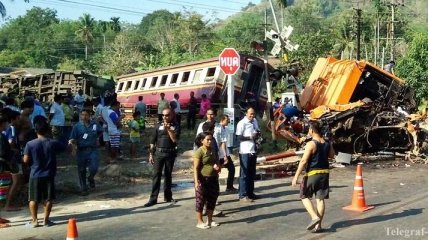 В Таиланде поезд сошел с рельсов после столкновения с мусоровозом