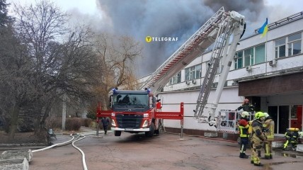 Під ракетний удар потрапило підприємство у Києві, виникла велика пожежа: ексклюзивні фото та відео