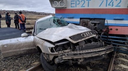 Поезд смял авто на Донетчине: пострадавшим пассажирам помогали бойцы ВСУ (фото) 
