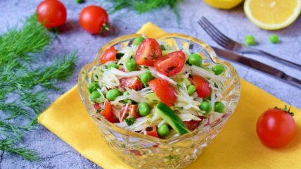 Салат получается простым, легким и вкусным