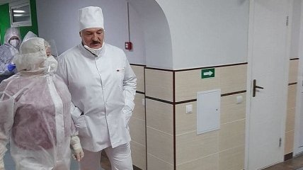 Лукашенко засветился в коронавирусной реанимации без защитного костюма (фото, видео)