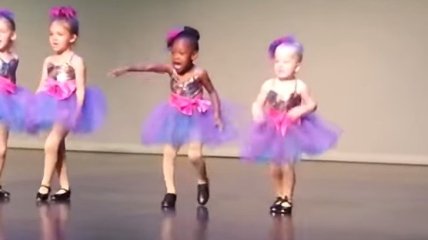 Юная танцовщица рассмешила весь зал (видео)