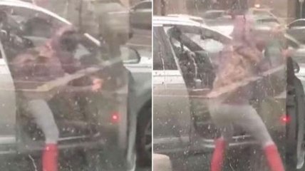 В Сети набирает популярность видео битвы девушки за дверь автомобиля (Видео) 