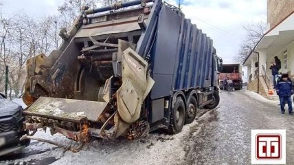 В Киеве мусоровоз разбил девять машин: эксклюзивные фото с места ЧП