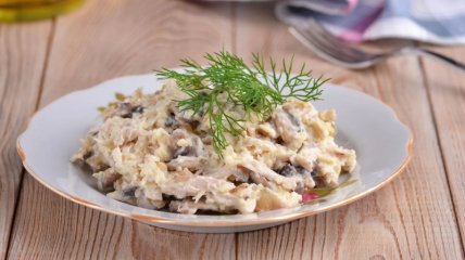 Праздничный салат с курицей и грибами