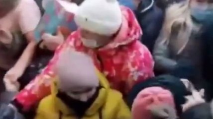 "Где мы еще таких клоунов увидим": в Башкирии женщины с детьми устроили давку из-за скидок (видео)
