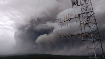 В Индонезии вулкан Семеру выбросил пятикилометровый столб пепла: очевидцы поделились видео 