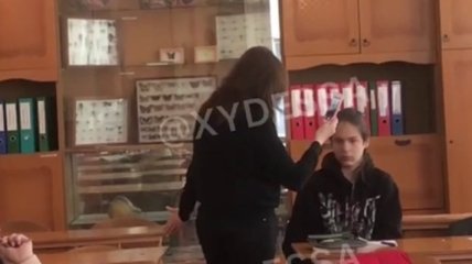В Одессе школьник брызнул в лицо учительнице из перцового баллончика, ее забрала "скорая" (видео)