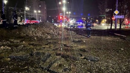 Воронка от падения бомбы в Белгороде