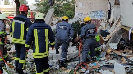 В столице на месте взрыва работают волонтеры МККК, полиция и спасатели (Видео)