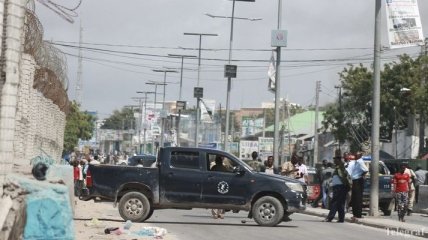 В результате двух взрывов в Сомали погибли более 20 человек