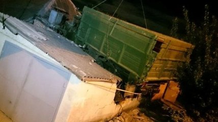 В Харькове грузовик вылетел на крышу жилого дома