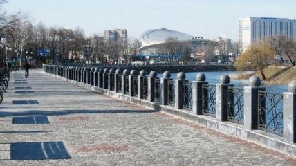 В центре Харькова 18-летний парень сбросил гранитный шар в реку: сеть кипит от возмущения (видео)