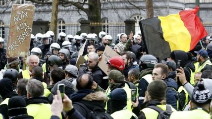 Протесты "желтых жилетов": в Бельгии первая смерть