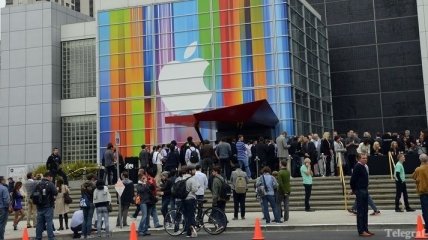 Поклонники "Эппл" выстроились в очередь, чтобы купить "Айфон-5"