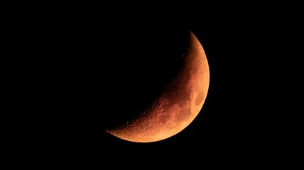 Из-за окраса Луны новолуние называют золотым или желтым