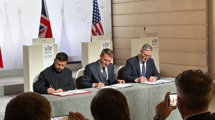 Лидеры трех государств подписали Парижский меморандум