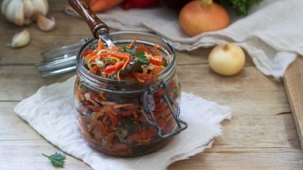 Салат из баклажанов с морковью и луком на зиму