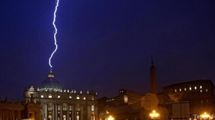 Молния ударила в купол собора Святого Петра после отречения Папы