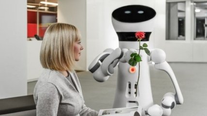 Care-O-bot 4 - многоцелевой робот-помощник