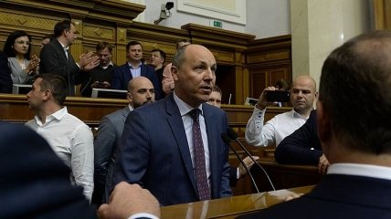 Парубий закрыл заседание Рады по "техническим причинам"