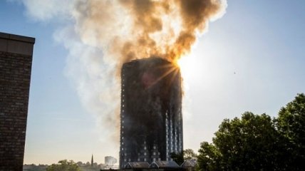Пожар в лондонском небоскребе показали с высоты птичьего полета (Видео)