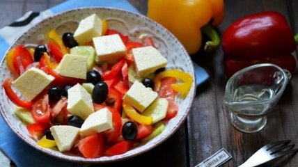 Рецепт дня: шопский салат с запеченным перцем и оливками