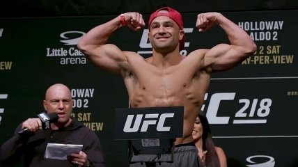UFC 218: Альварес победил Гэтжи, оба бойца доставлены в больницу