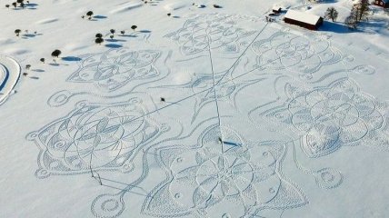 Финский художник с помощью добровольцев создал гигантский узор из снега на поле для гольфа (фото, видео)