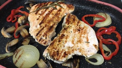 Филе индейки в лимонном маринаде с розмарином.