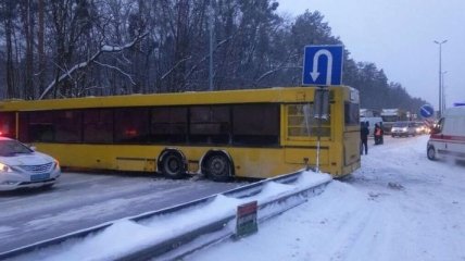 В ДТП в Киеве толкнулись два автобуса: пострадали дети 