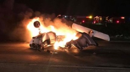 В Калифорнии на автостраду упал самолет (Видео)