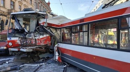 В Чехии столкнулись лоб в лоб трамвай и троллейбус: десятки пострадавших 