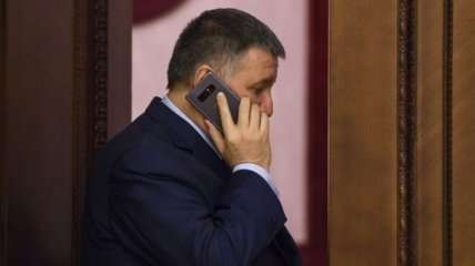 Аваков рассказал, с кем из олигархов и политиков общается по телефону