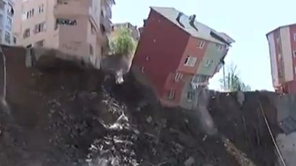 В Турции в пропасть рухнул многоэтажный жилой дом: видео