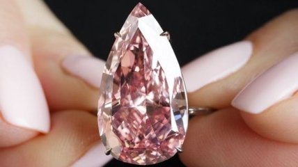 Уникальный розовый бриллиант продали за 31 миллион долларов