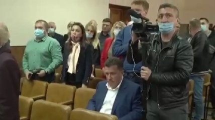 Демонстративно сидів і "шарився" в телефоні: скандальний нардеп Яценко ігнорував гімн України (відео)