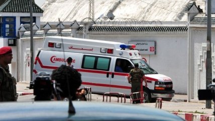 Число жертв стрельбы в казарме в Тунисе возросло до 7 человек