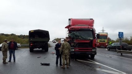 Под Ровно фура протаранила автомобиль с военными (Видео)