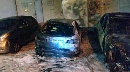 В Киеве сгорели сразу пять припаркованных автомобилей