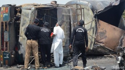 Возросло число жертв взорвавшейся из-за курения цистерны с горючим в Пакистане 