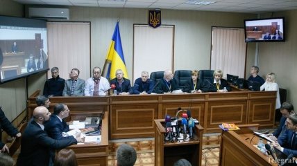 Суд объявил перерыв в подготовительном заседании по делу Януковича