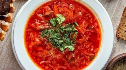 От вегетарианского борща к низкокалорийной окрошке: ТОП-3 рецепта супа от тренера "Зважених і щасливих" 