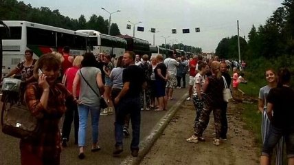 В Беларуси в очередях стоят десятки автобусов с украинскими туристами 