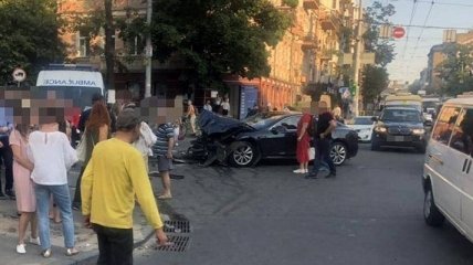 Tesla въехала в Range Rover в центре Киева: 6 пострадавших (Фото и видео)