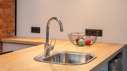 Завдяки трюку з повітряною кулею, кран відмити дуже просто