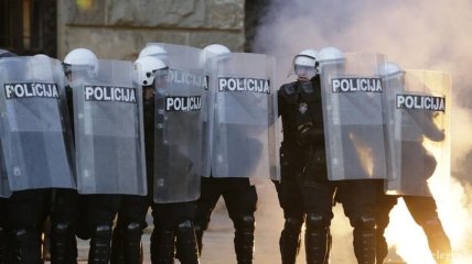 Файеры против слезоточивого газа: в Сербии ужесточились протесты на фоне ужесточения карантина