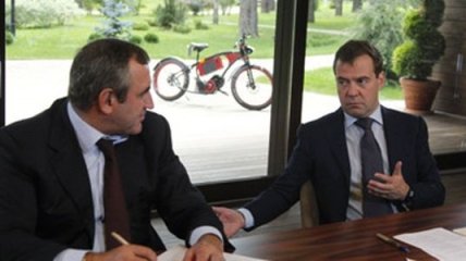 Медведев приехал на совещание на электровелосипеде (фото)