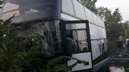 Автобус с курортниками влетел в отбойник на трассе на Харьковщине (фото, видео) 