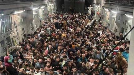 Самолет с жителями Афганистана